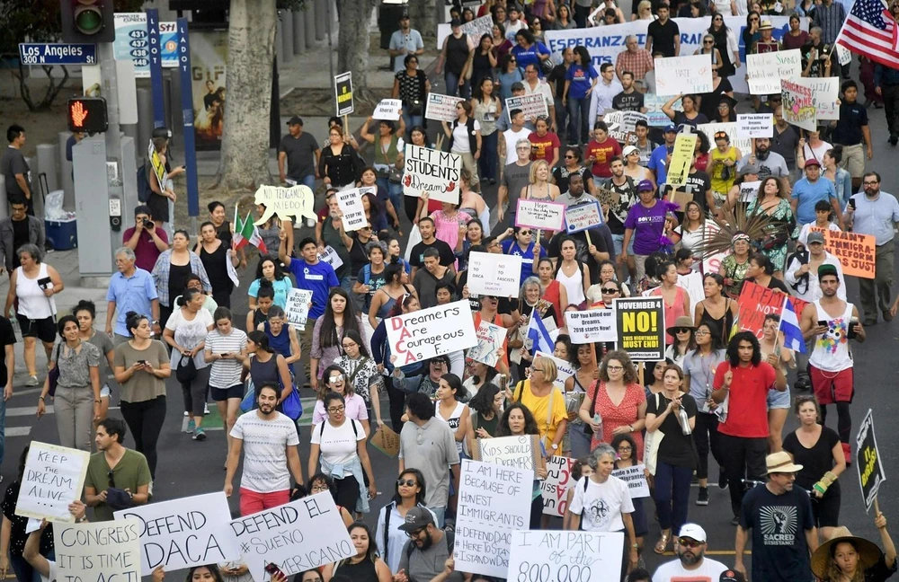 Những người ủng hộ Chương trình DACA tham gia tuần hành tại Los Angeles, bang California, Mỹ ngày 5/9/2017. (Ảnh: AFP/TTXVN)