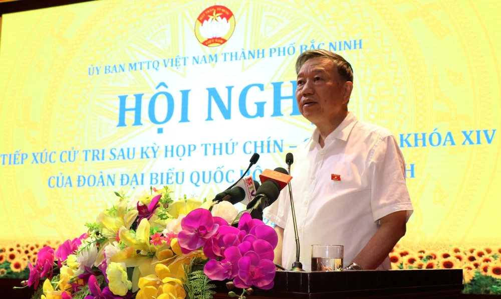 Đại tướng Tô Lâm, Bộ trưởng Bộ Công an phát biểu tại buổi tiếp xúc cử tri. (Ảnh: Đinh Văn Nhiều/TTXVN)
