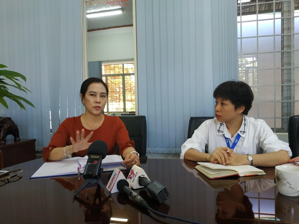  Bà Huỳnh Thị Kim Huệ (bên trái), Hiệu trưởng Trường Trung học phổ thông Chu Văn An trao đổi với phóng viên. (Ảnh: Tuấn Anh/TTXVN)