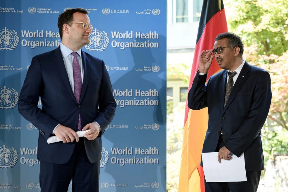 Bộ trưởng Y tế Đức Jens Spahn (trái) và Tổng giám đốc WHO Tedros Adhanom Ghebreyesus (phải) tại cuộc họp báo ở Geneva, Thụy Sỹ ngày 25/6/2020. (Ảnh: AFP/TTXVN)