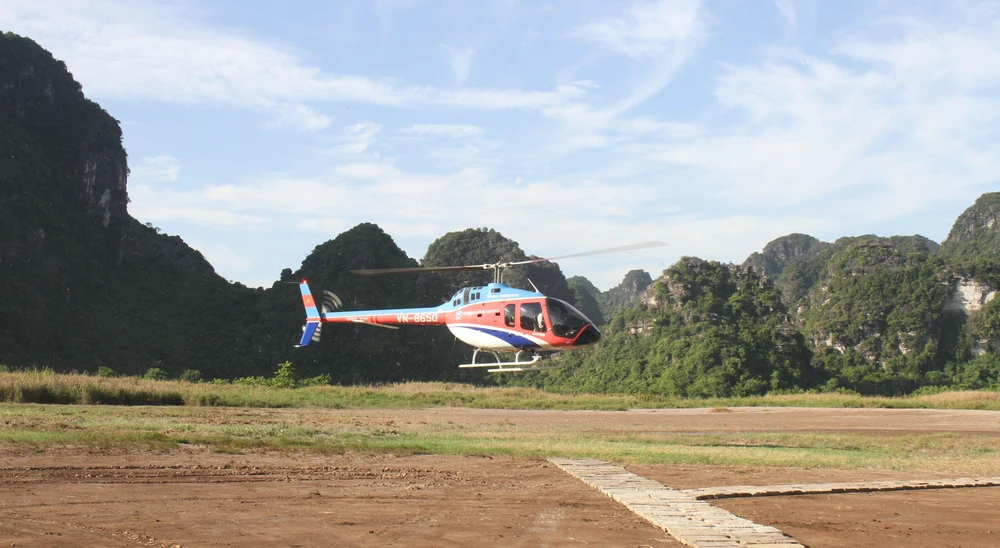 Máy bay xuất phát từ điểm Bến thuyền Tràng An, Khu du lịch sinh thái Tràng An. (Ảnh: Hải Yến/TTXVN)