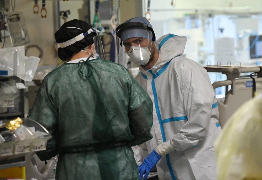 Nhân viên y tế làm việc tại bệnh viện điều trị cho bệnh nhân COVID-19 ở Bologna, Italy ngày 29/4/2020. (Ảnh: THX/TTXVN)