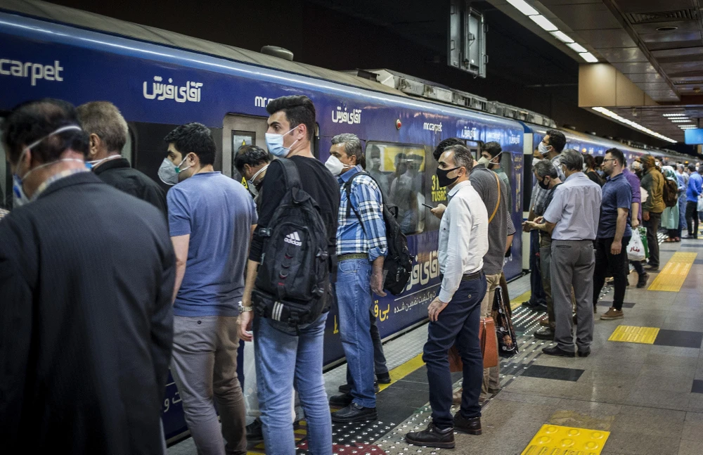 Người dân đeo khẩu trang phòng lây nhiễm COVID-19 tại ga tàu điện ngầm ở Tehran, Iran, ngày 30/5/2020. (Ảnh: THX/TTXVN)