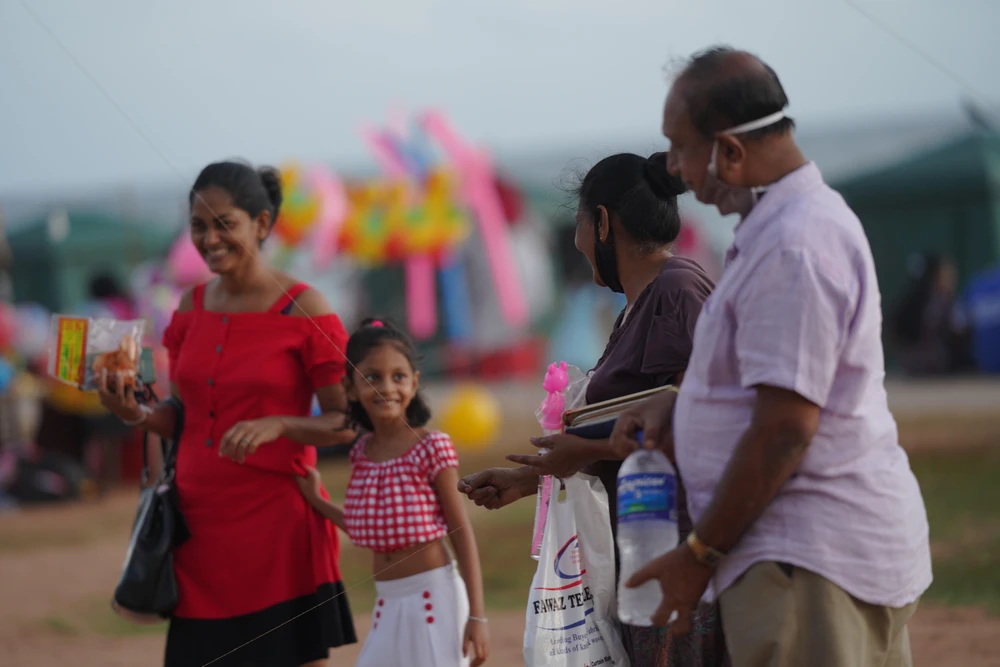 Người dân dạo chơi trên bãi biển tại Colombo, Sri Lanka ngày 27/6/2020, sau khi lệnh phong tỏa do COVID-19 được dỡ bỏ. (Ảnh: THX/TTXVN)