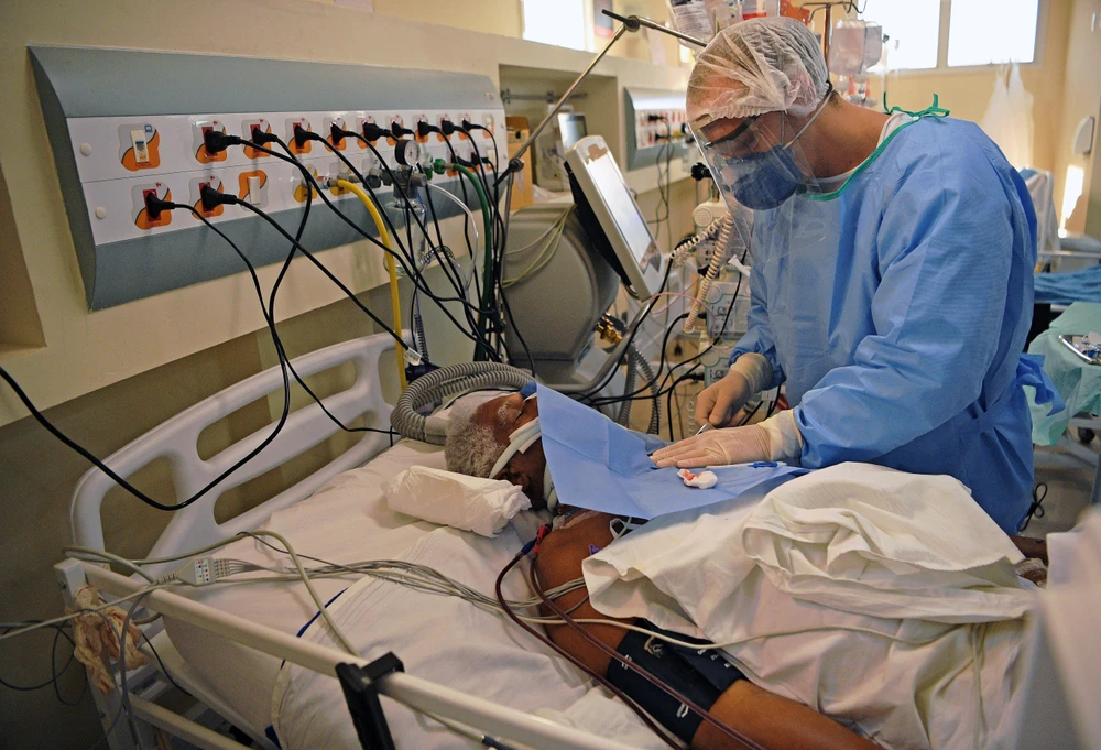 Nhân viên y tế điều trị cho bệnh nhân COVID-19 tại bệnh viện ở Niteroi, Rio de Janeiro, Brazil, ngày 22/6/2020. (Ảnh: AFP/TTXVN)
