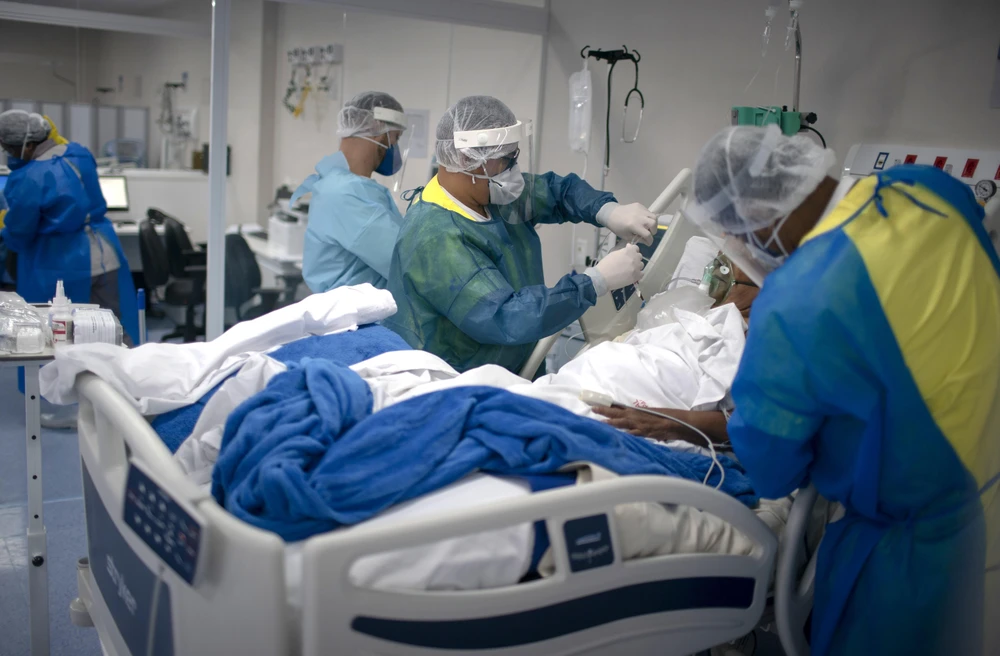 Nhân viên y tế chăm sóc bệnh nhân COVID-19 tại bệnh viện ở Marica, bang Rio de Janeiro, Brazil, ngày 6/6/2020. (Ảnh: AFP/TTXVN)