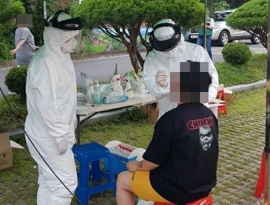 Nhân viên y tế lấy mẫu dịch xét nghiệm COVID-19 cho người dân tại Okcheon, tỉnh Bắc Chungcheong, Hàn Quốc ngày 28/6/2020. (Ảnh: Yonhap/TTXVN)
