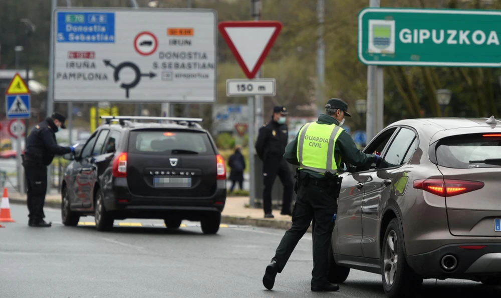 Cảnh sát kiểm tra các phương tiện tại cửa khẩu biên giới Pháp-Tây Ban Nha ở gần Hendaye, tây nam nước Pháp. (Ảnh: AFP/TTXVN)