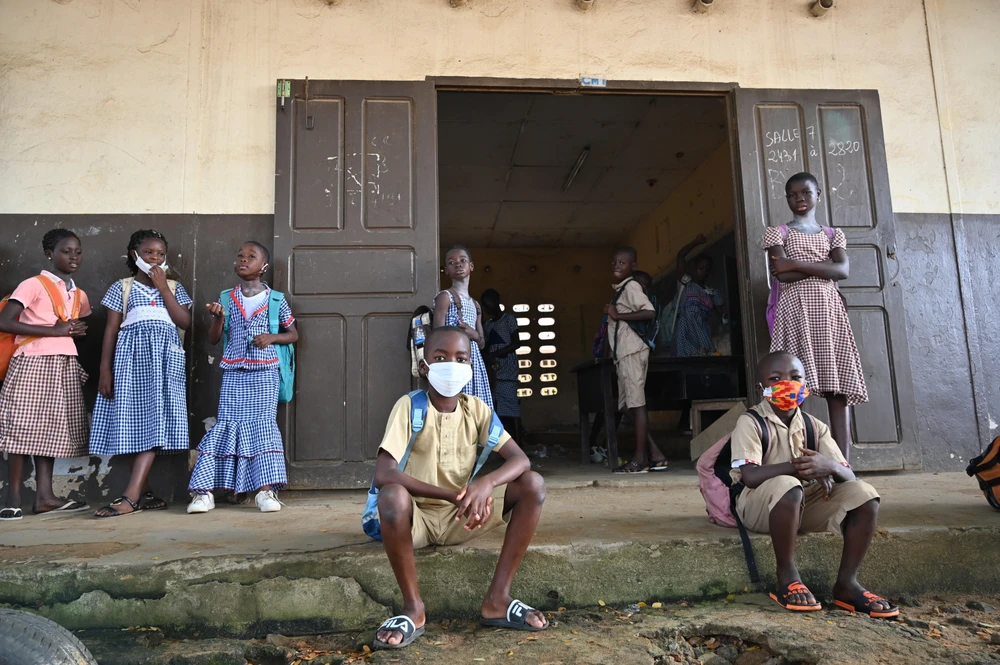 Trẻ em đeo khẩu trang phòng lây nhiễm COVID-19 tại một trường học ở Abidjan, Bờ Biển Ngà, ngày 25/5/2020. (Ảnh: AFP/TTXVN)