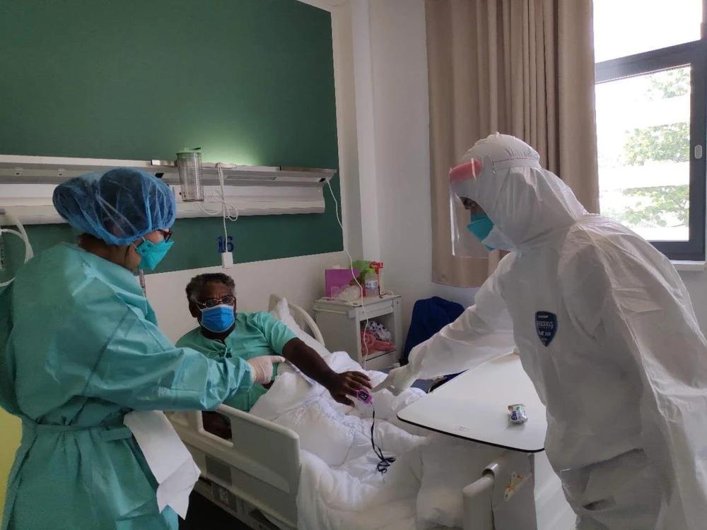 Nhân viên y tế điều trị cho bệnh nhân mắc COVID-19 tại bệnh viện ở Vientiane, Lào ngày 11/4/2020. (Ảnh: THX/TTXVN)