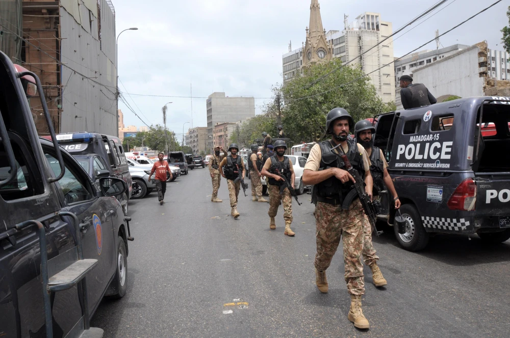 Nhân viên an ninh phong tỏa hiện trường vụ tấn công nhằm vào Sở giao dịch chứng khoán Pakistan tại Karachi, Pakistan ngày 29/6/2020. (Ảnh: THX/TTXVN)