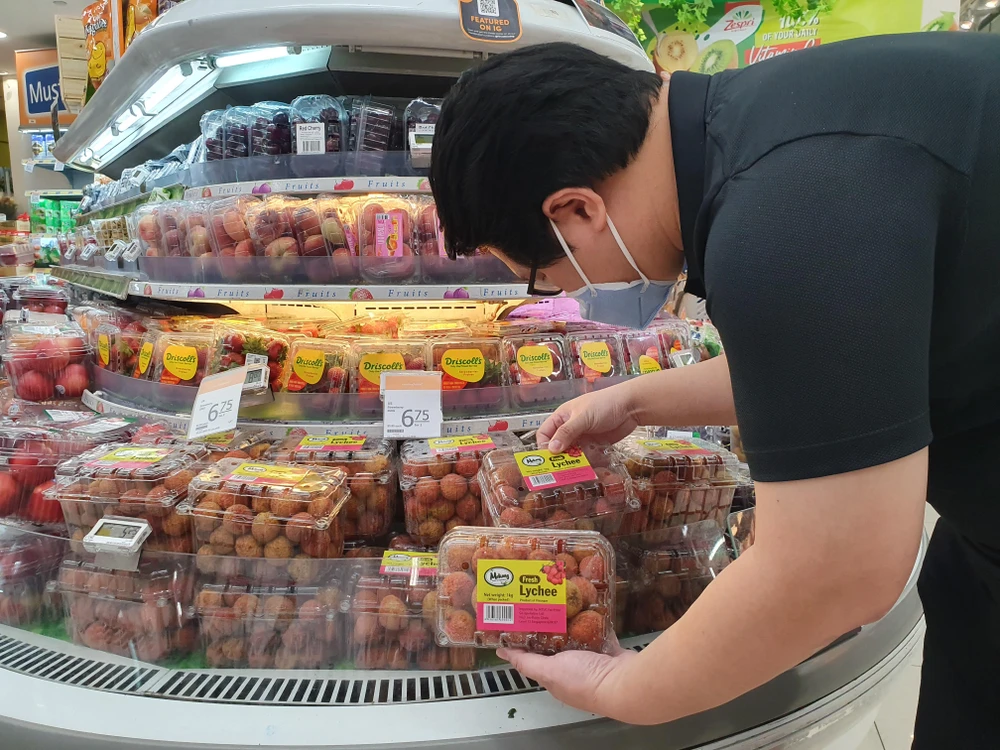Những trái vải thiều Việt Nam chinh phục khách hàng Singapore. (Ảnh: Lê Dương/Vietnam+)