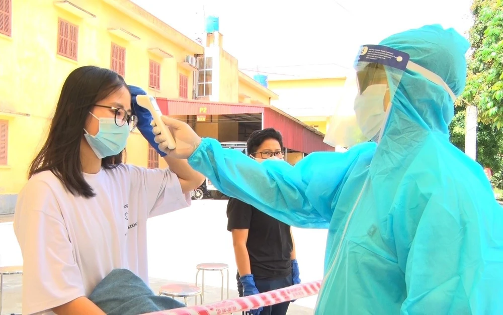 Việc cách ly tất cả những người nhập cảnh vào Việt Nam là một trong những biện pháp ngăn chặn lây nhiễm COVID-19 trong cộng đồng hữu hiệu. (Ảnh: Đinh Tuấn/TTXVN)
