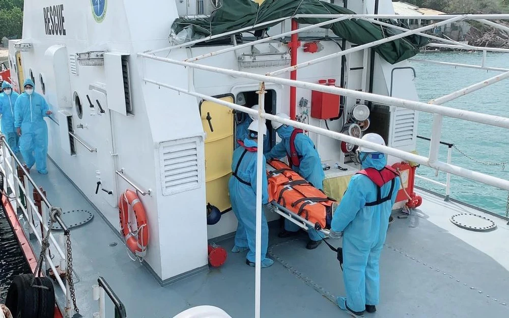 Bệnh nhân Kaidalov Oleksandr được lực lượng cứu hộ đưa từ tàu SAR27-01 lên bờ sau khi cập cảng Nha Trang an toàn. (Ảnh: TTXVN)