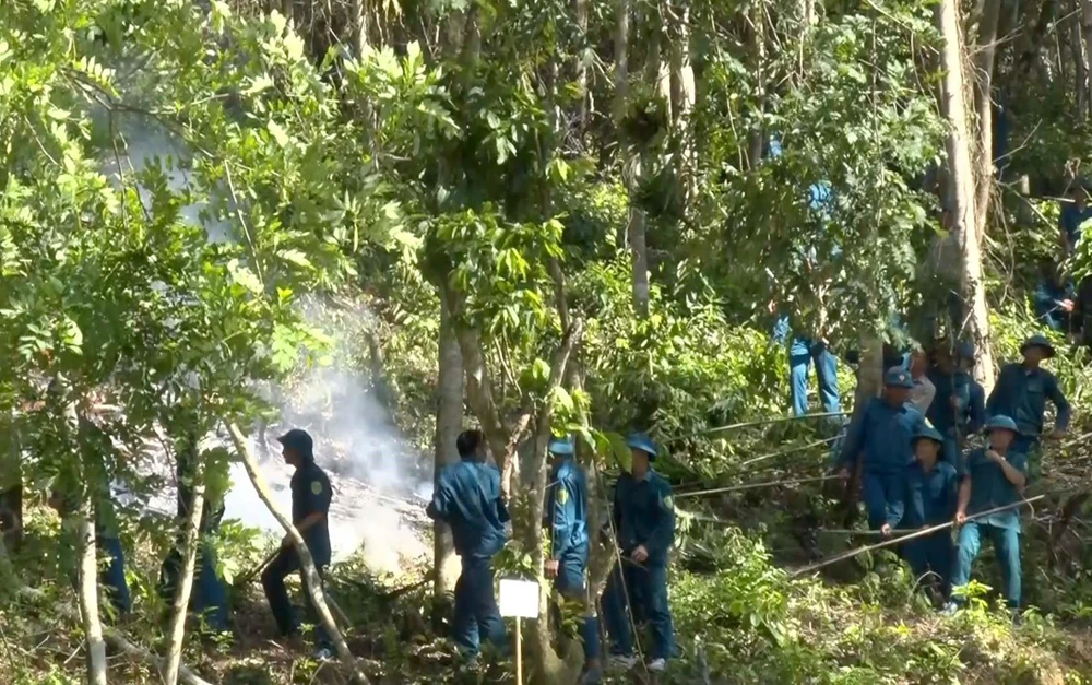 Diễn tập phòng chống cháy rừng tại huyện miền núi Cẩm Thủy, Thanh Hóa. (Ảnh: Nguyễn Nam/TTXVN)