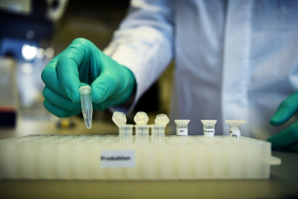 Nghiên cứu vaccine phòng dịch COVID-19 tại phòng thí nghiệm ở Tuebingen, Đức, ngày 12/3/2020. (Ảnh: Reuters/TTXVN)