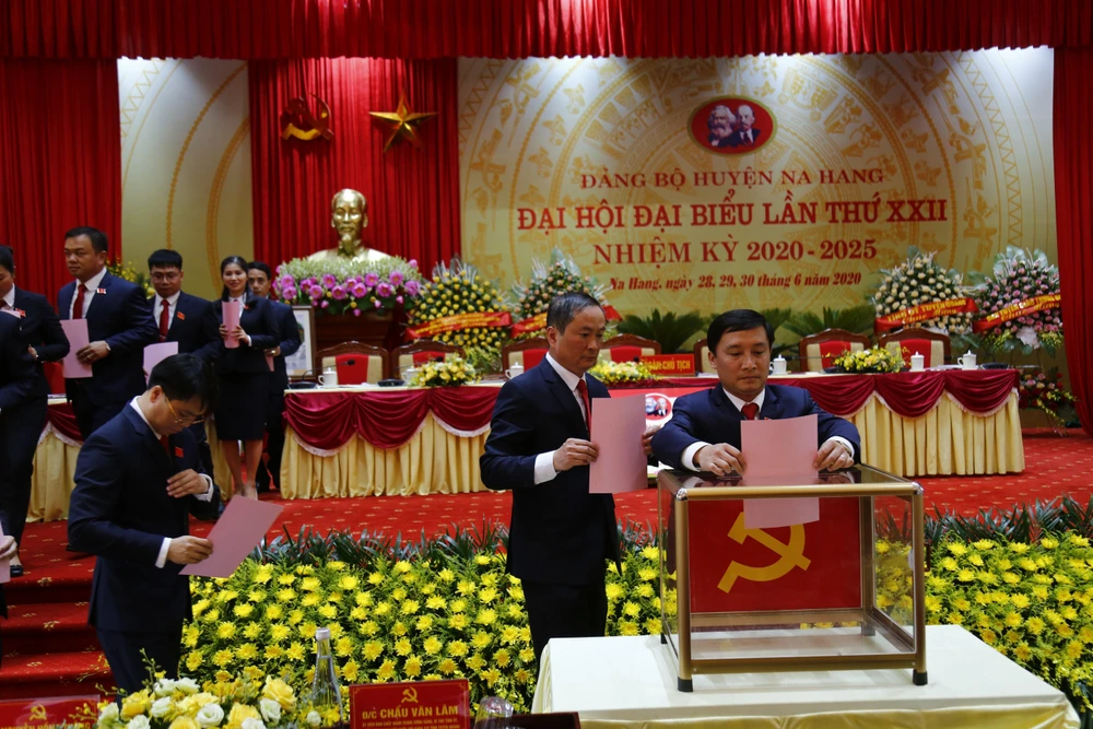 Các đại biểu bỏ phiếu bầu Ban Chấp hành Đảng bộ khoá XXII Đại hội Đảng bộ huyện Na Hang, Tuyên Quang. (Ảnh: Nam Sương/TTXVN) 