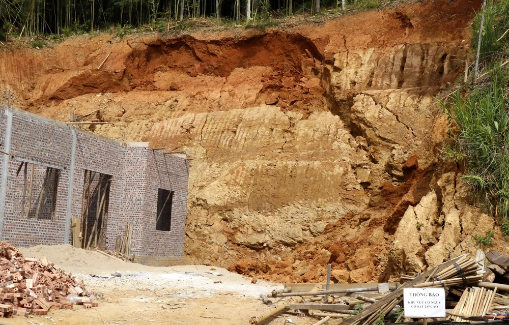Hiện trường vụ sạt lở đất tại bản Qua, xã Xuân Hoà, huyện Bảo Yên, Lào Cai. (Ảnh: Quốc Khánh/TTXVN)