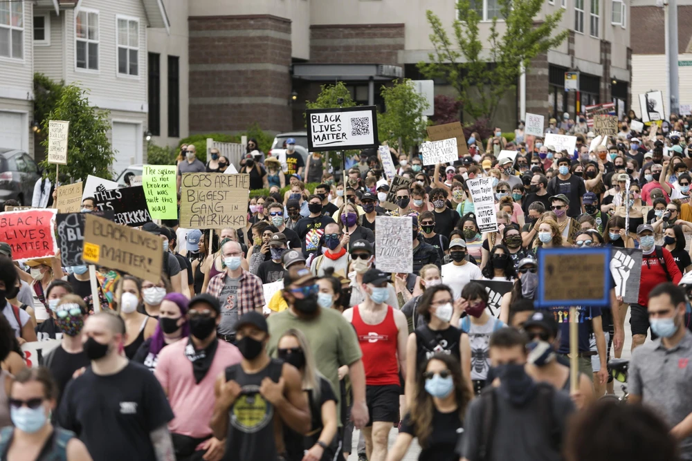 Người dân tham gia biểu tình chống phân biệt chủng tộc tại thành phố Seattle, bang Washington, Mỹ ngày 19/6/2020. (Ảnh: AFP/TTXVN)