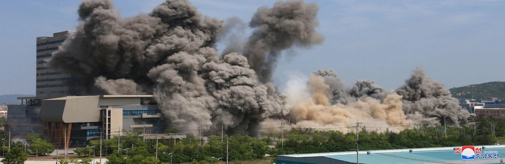 Vụ nổ của Triều Tiên phá hủy văn phòng liên lạc liên Triều ngày 16/6/2020. (Ảnh: YONHAP/TTXVN)