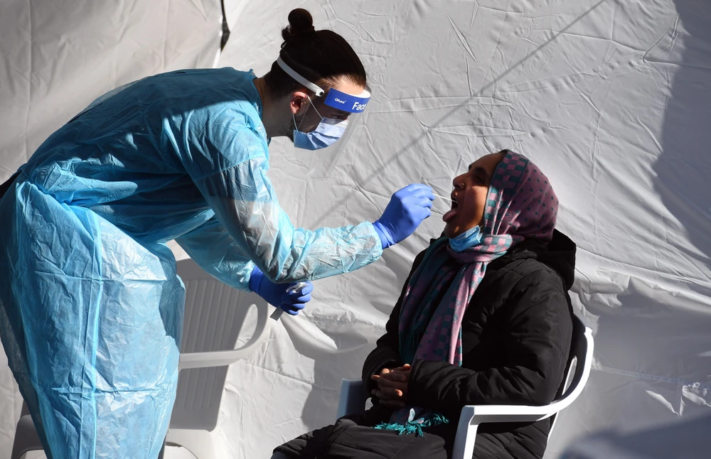 Nhân viên y tế lấy mẫu dịch xét nghiệm COVID-19 cho người dân tại thành phố Melbourne, bang Victoria, Australia ngày 1/7/2020. (Ảnh: AFP/TTXVN)