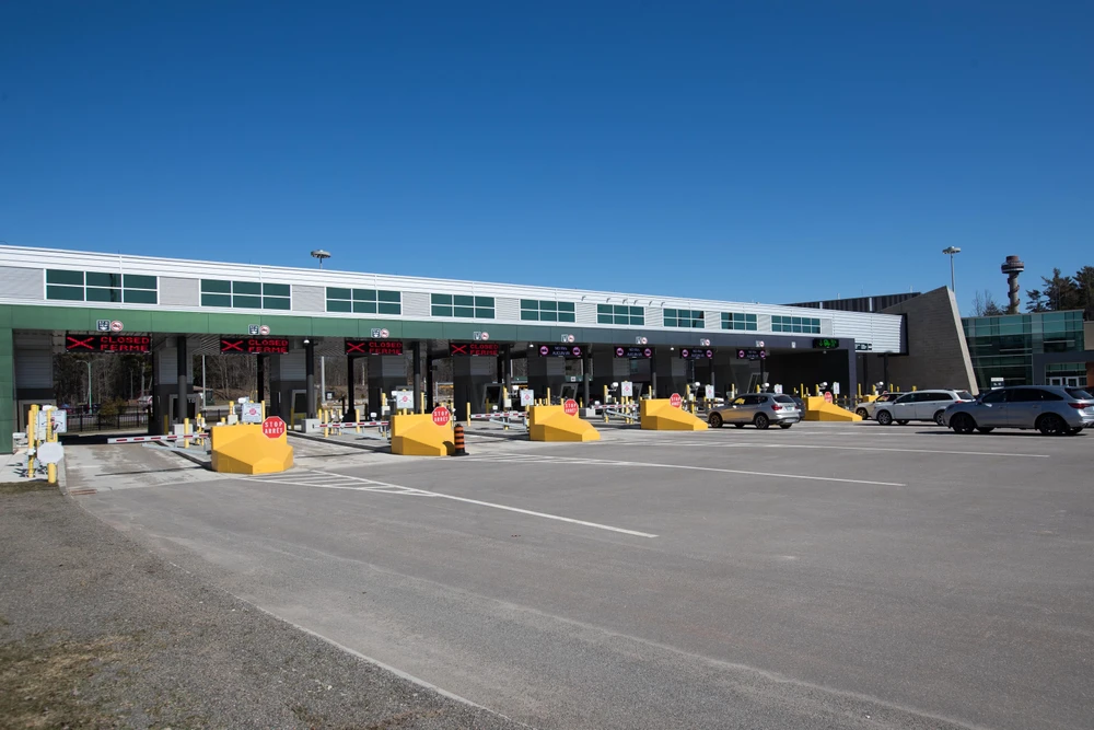Cửa khẩu biên giới Mỹ-Canada tại Lansdowne, Ontario, Canada, đóng cửa ngày 22/3/2020 trong bối cảnh dịch COVID-19 lan rộng. (Ảnh: AFP/ TTXVN)