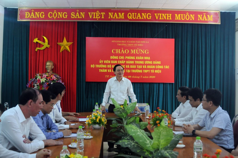 Bộ trưởng Bộ Giáo dục và Đào tạo Phùng Xuân Nhạ đến thăm và nói chuyện với Ban Giám hiệu trường THPT Tô Hiệu, thành phố Sơn La. (Ảnh: Hữu Quyết/TTXVN)