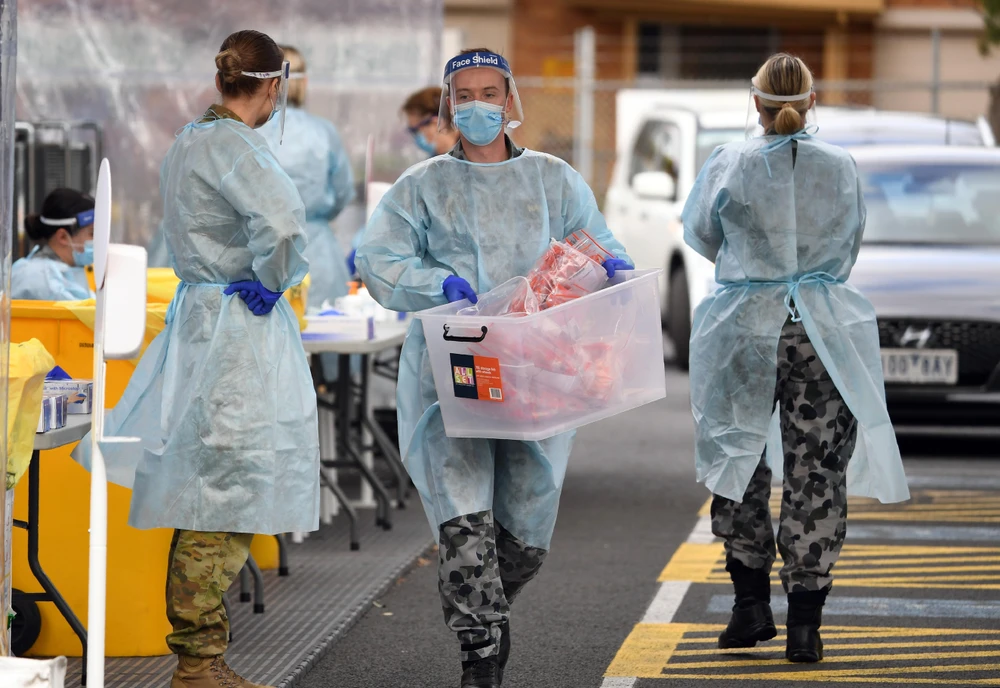 Nhân viên y tế làm nhiệm vụ tại một điểm xét nghiệm COVID-19 tại thành phố Melbourne, bang Victoria, Australia ngày 2/7/2020. (Ảnh: AFP/TTXVN)