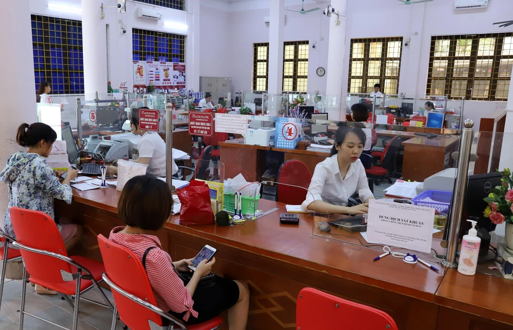 Các doanh nghiệp đến làm thủ tục vay vốn mới phục hồi sản xuất sau dịch COVID-19 tại Agribank Chi nhánh Lào Cai II. (Ảnh: Quốc Khánh/TTXVN)