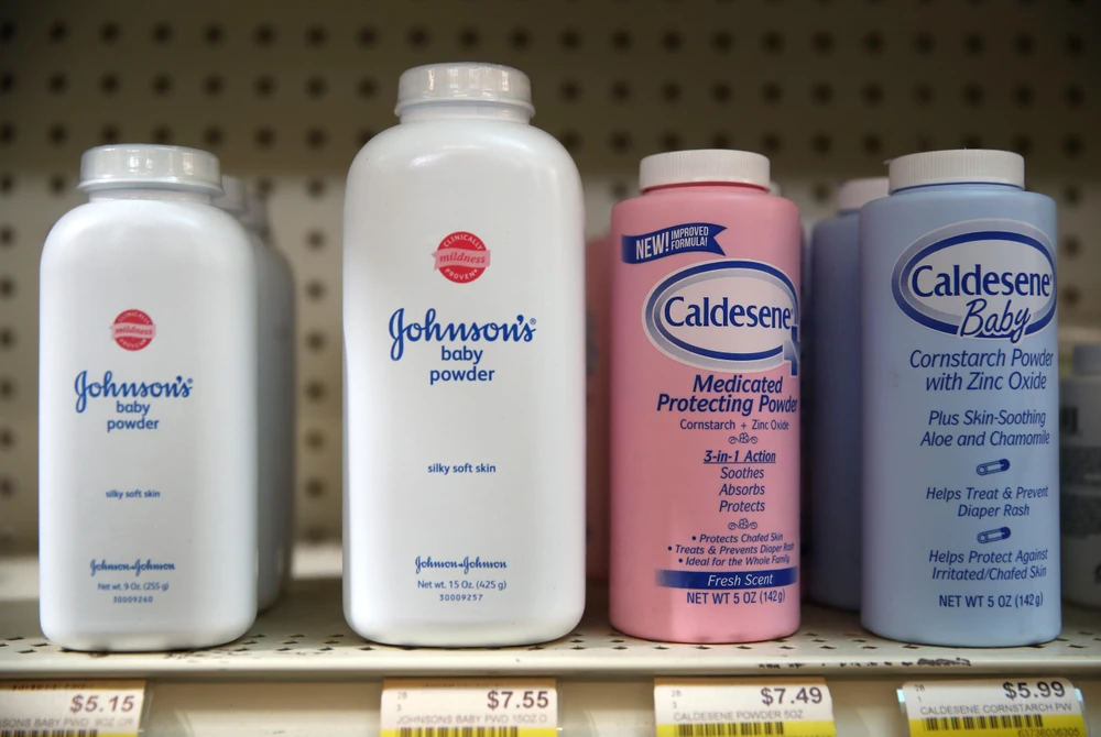 Sản phẩm phấn rôm dành cho trẻ em của Johnson & Johnson được bày bán tại cửa hàng ở San Anselmo, California, Mỹ ngày 18/10/2019. (Ảnh: AFP/TTXVN)