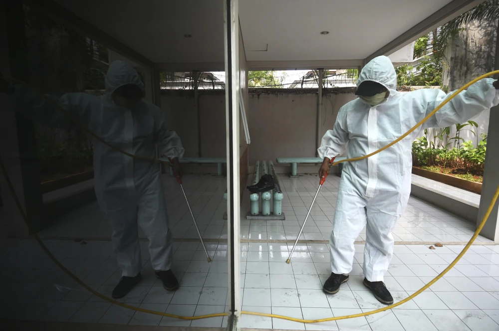 Phun thuốc khử trùng nhằm ngăn chặn sự lây lan của COVID-19 tại một trường học ở Jakarta, Indonesia, ngày 9/7/2020. (Ảnh: THX/TTXVN)