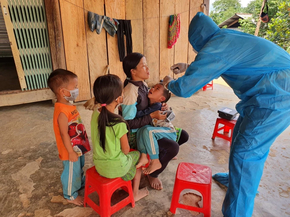 Nhân viên Y tế lấy mẫu xét nghiệm bạch hầu tại thôn 7, xã Cư Króa, huyện M’Đrắk. (Ảnh: TTXVN)