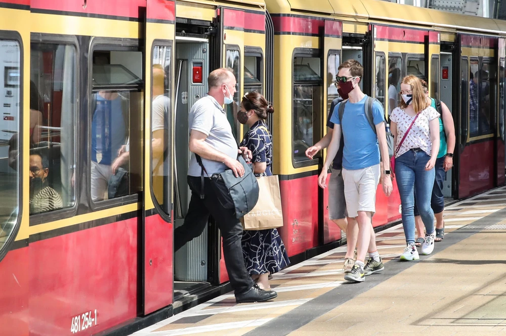 Người dân đeo khẩu trang phòng lây nhiễm COVID-19 khi đi tàu hỏa tại Berlin, Đức, ngày 27/6/2020. (Ảnh: THX/TTXVN)