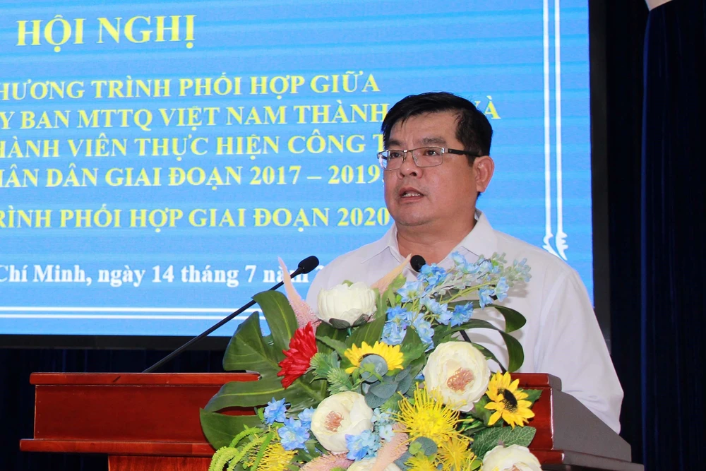 Ông Ngô Thanh Sơn, Phó Chủ tịch Ủy ban Mặt trận Tổ quốc Việt Nam thành phố phát biểu tại hội nghị. (Ảnh: Thanh Vũ/TTXVN)