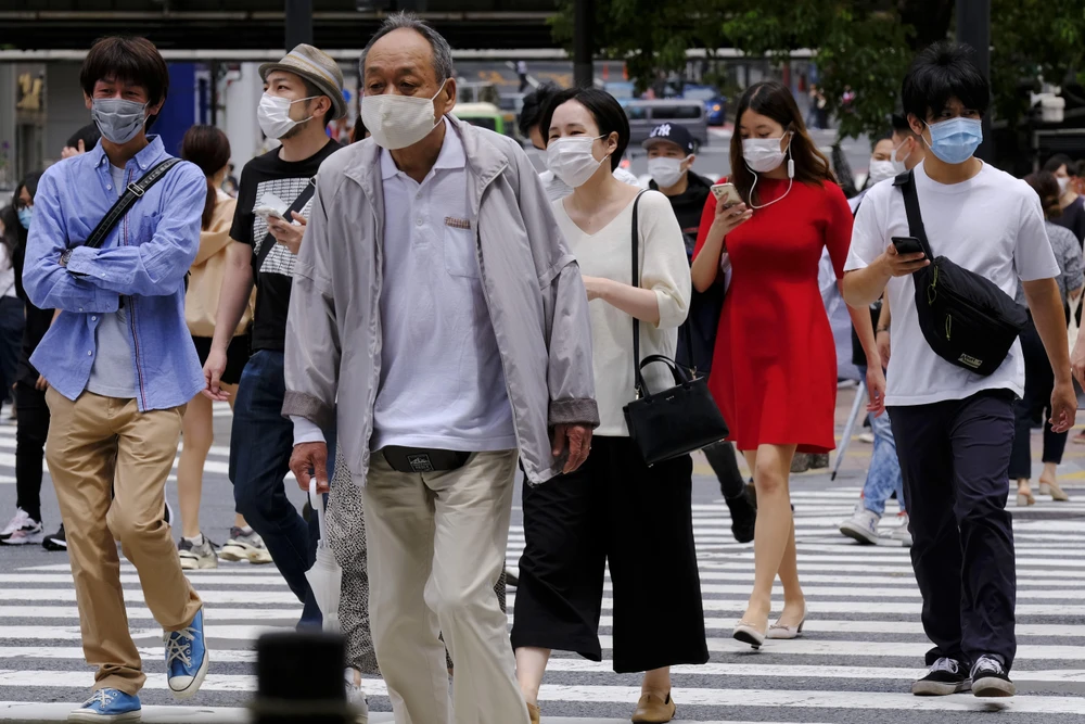 Người dân đeo khẩu trang phòng lây nhiễm COVID-19 tại Tokyo, Nhật Bản ngày 31/5/2020. (Ảnh: AFP/TTXVN)