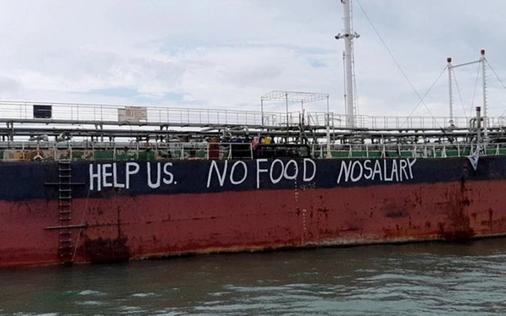 "Xin hãy giúp chúng tôi. Không thực phẩm. Không lương" - dòng chữ cầu cứu của các thủy thủ trên tàu Viettin 01. (Nguồn: NUSPM)