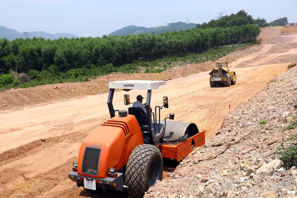 Các nhà thầu đẩy nhanh thi công cuốn chiếu trên đoạn tuyến cao tốc đã giải phóng mặt bằng tại tỉnh Thừa Thiên-Huế. (Ảnh: Huy Hùng/TTXVN)