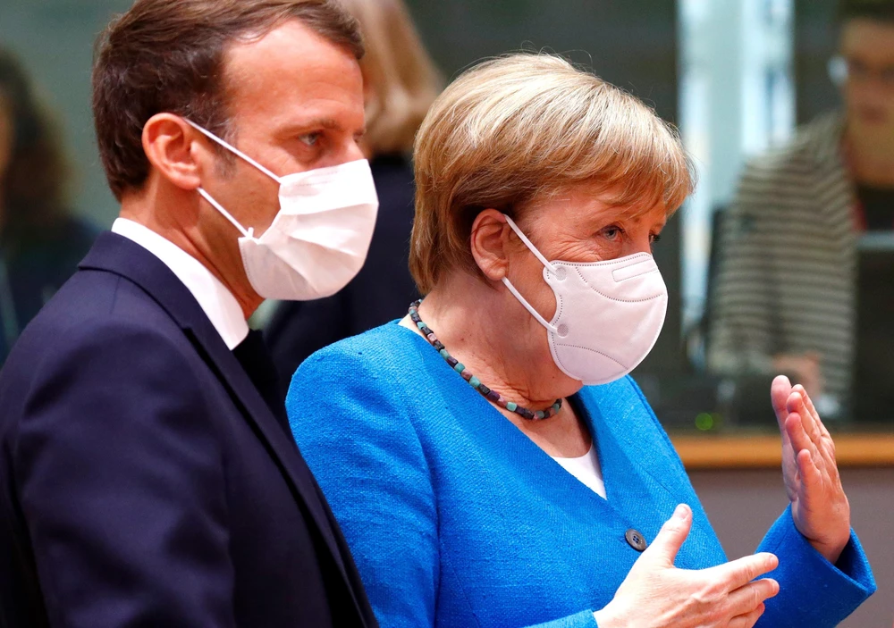Thủ tướng Đức Angela Merkel (phải) và Tổng thống Pháp Emmanuel Macron (trái) tại Hội nghị thượng đỉnh của Liên minh châu Âu (EU) ở Brussels, Bỉ, ngày 18/7/2020. (Ảnh: AFP/TTXVN)