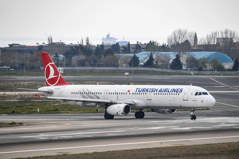 Một máy bay của Turkish Airlines tại sân bay Ataturk ở Istanbul, Thổ Nhĩ Kỳ. (Ảnh: AFP/TTXVN)