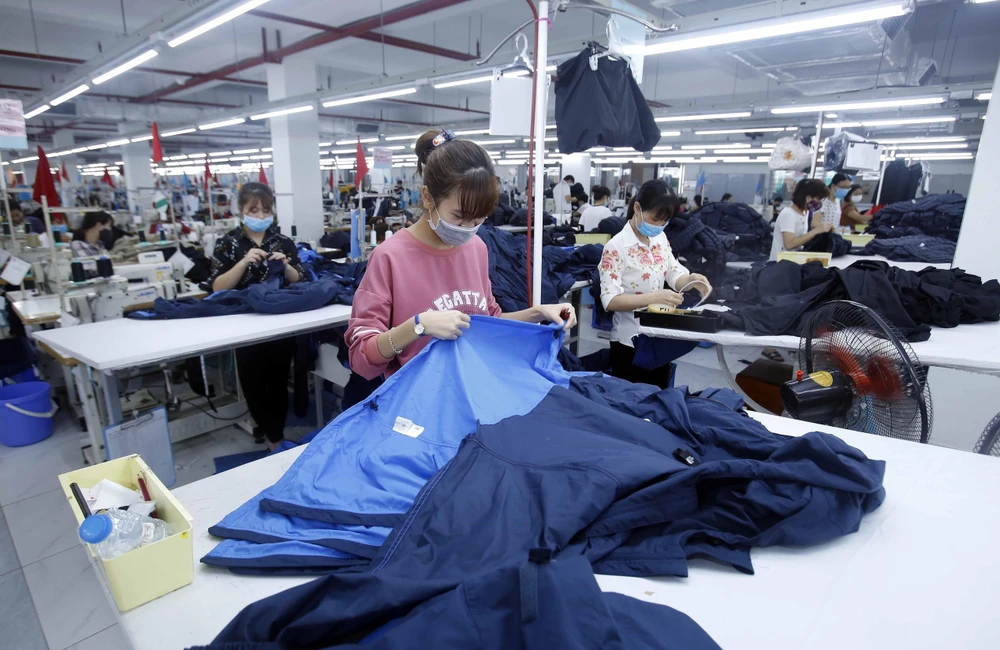 Sản xuất sản phẩm may mặc tại Công ty cổ phần may và dịch vụ Hưng Long, huyện Mỹ Hào, Hưng Yên. (Ảnh: TTXVN)