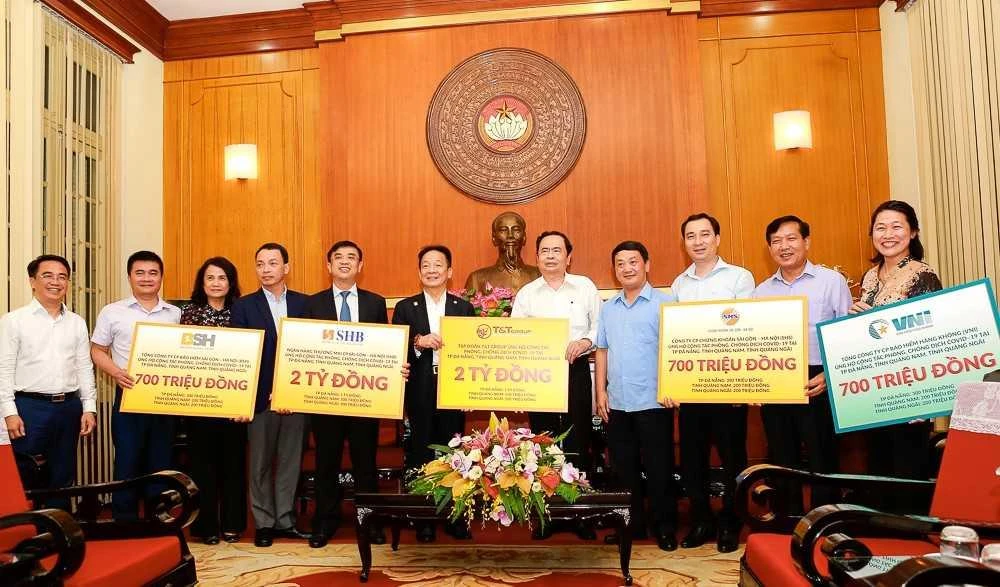 Các tập đoàn, doanh nghiệp ủng hộ 3 tỉnh miền Trung chống dịch COVID-19. (Ảnh: CTV/Vietnam+)