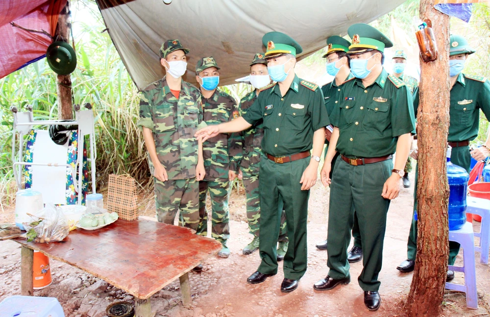 Đại tá Phan Thanh Long, Phó Cục trưởng Cục Phòng chống Ma túy và Tội phạm, Bộ Tư lệnh Bộ đội Biên phòng kiểm tra nơi ăn, ở của lực lượng chốt chặn trên biên giới. (Ảnh: Thái Thuần/TTXVN)