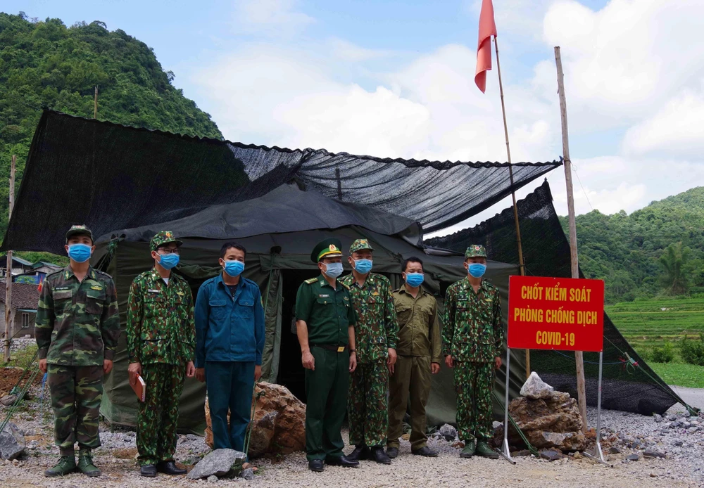 Đoàn công tác kiểm tra các chốt chặn của Bộ đội Biên phòng trên tuyến biên giới tỉnh Cao Bằng. (Ảnh: Chu Hiệu/TTXVN)