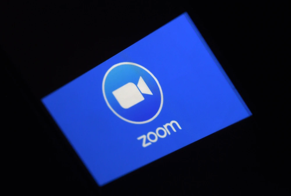 Biểu tượng ứng dụng họp trực tuyến Zoom trên màn hình điện thoại di động tại Arlington, Virginia, Mỹ. (Ảnh: AFP/ TTXVN)