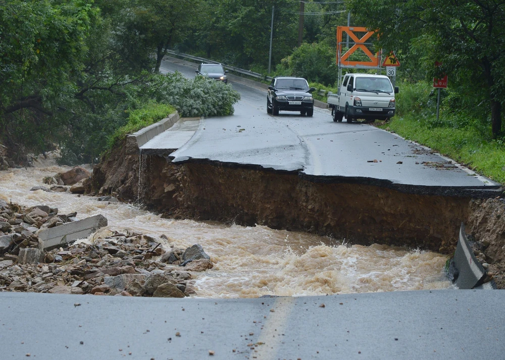 Một tuyến đường bị phá hủy sau những trận mưa lớn tại Chungju, Hàn Quốc, ngày 2/8/2020. (Ảnh: Yonhap/TTXVN)