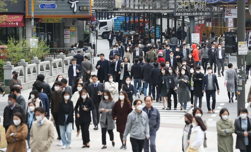 Người dân đeo khẩu trang khi di chuyển trên đường phố Seoul, Hàn Quốc ngày 20/4/2020. (Ảnh: Yonhap/ TTXVN)