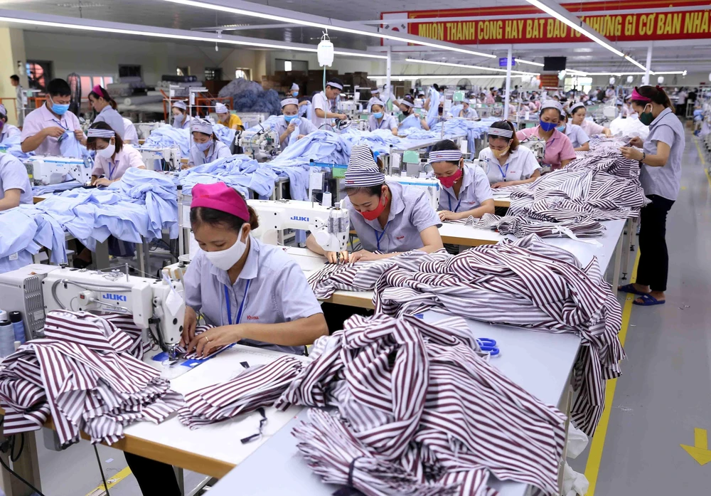 Công ty TNHH KH Vina chuyên may gia công sản phẩm quần áo bảo hộ lao động và áo sơ mi xuất khẩu sang thị trường Hàn Quốc. (Ảnh: Vũ Sinh/TTXVN)
