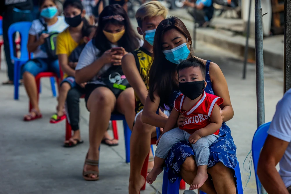 Người dân xếp hàng chờ xét nghiệm COVID-19 tại Manila, Philippines ngày 28/7/2020. (Ảnh: THX/TTXVN)