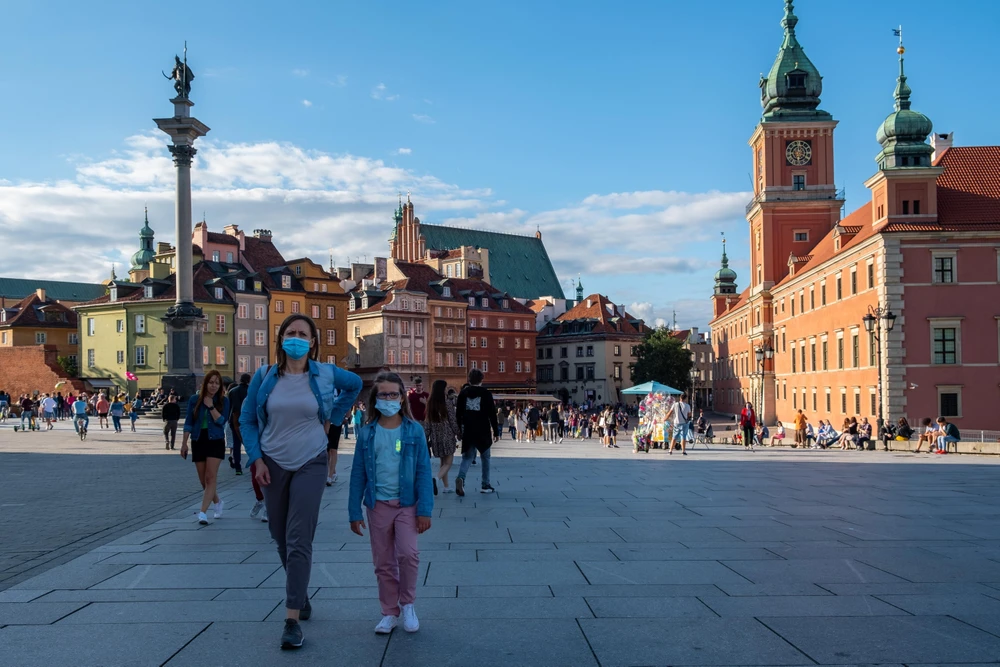 Người dân đeo khẩu trang phòng lây nhiễm COVID-19 tại Warsaw, Ba Lan, ngày 14/6/2020. (Ảnh: THX/ TTXVN)