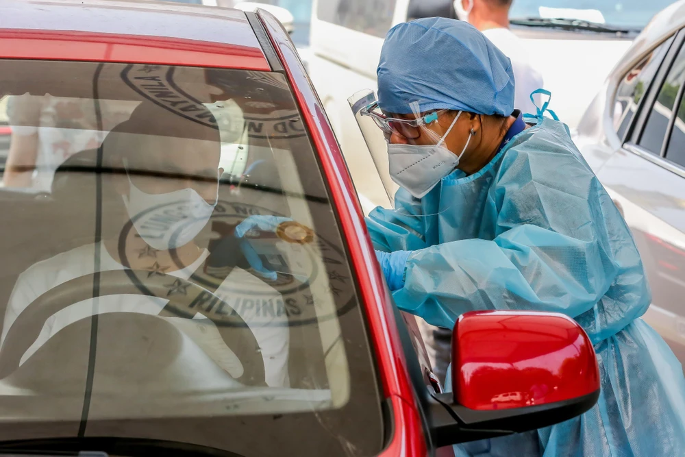 Nhân viên y tế lấy mẫu xét nghiệm COVID-19 ở Manila, Philippines, ngày 15/7/2020. (Ảnh: THX/TTXVN)